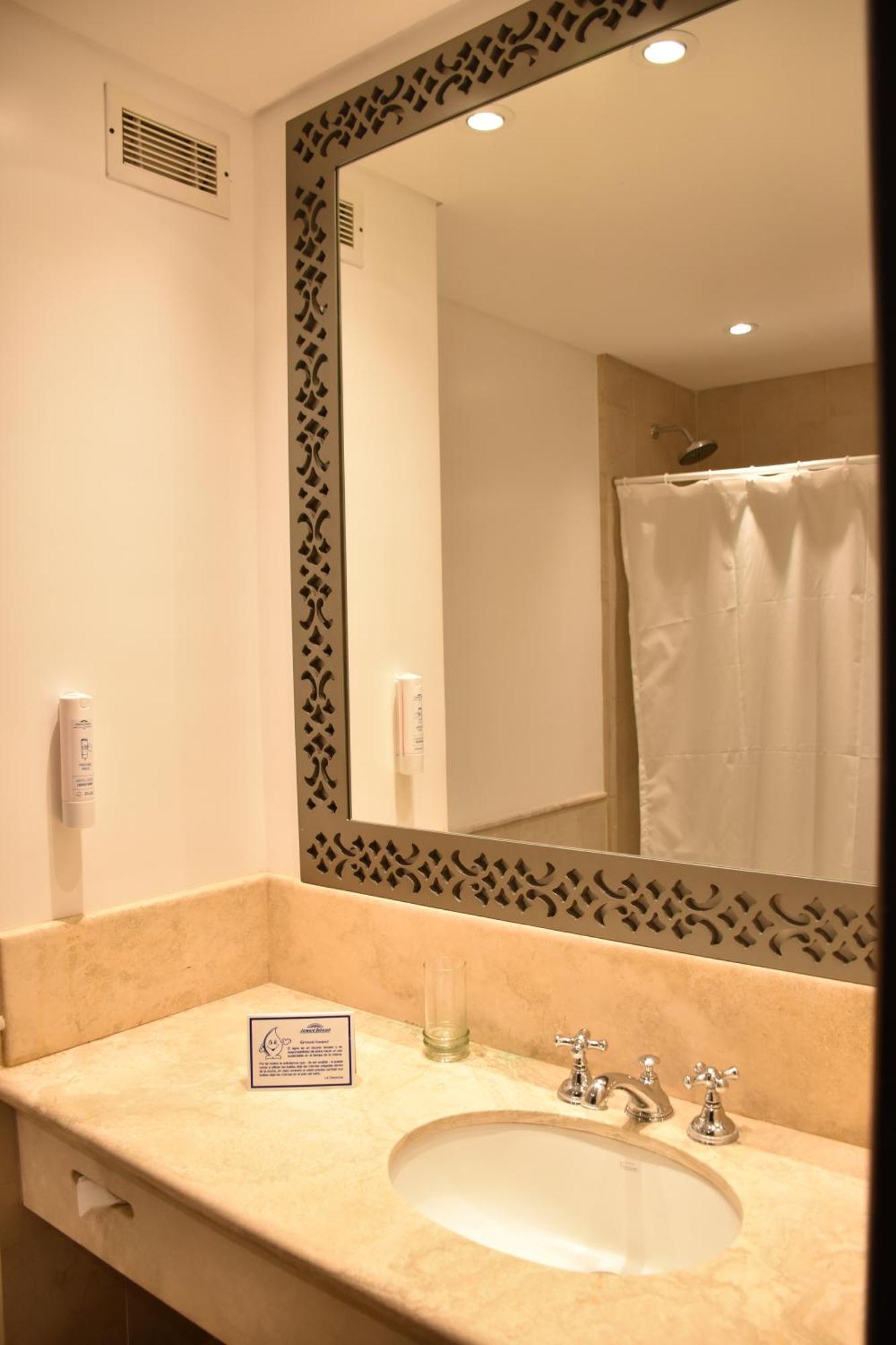 Howard Johnson Pilar Resort Spa & Convention Center Bagian luar foto