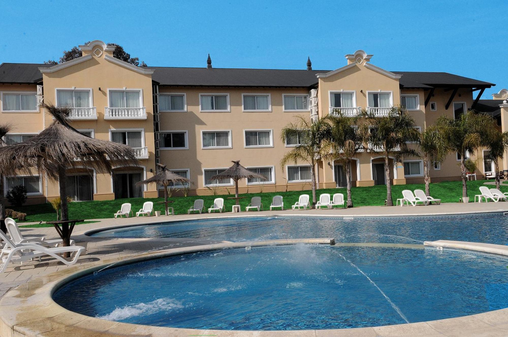 Howard Johnson Pilar Resort Spa & Convention Center Bagian luar foto