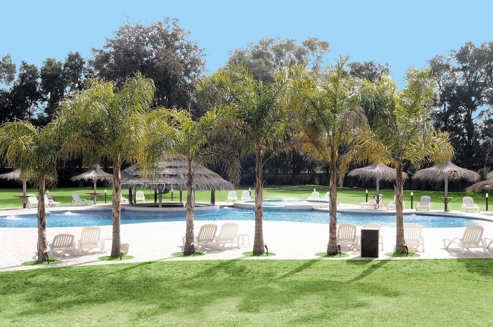 Howard Johnson Pilar Resort Spa & Convention Center Bagian luar foto