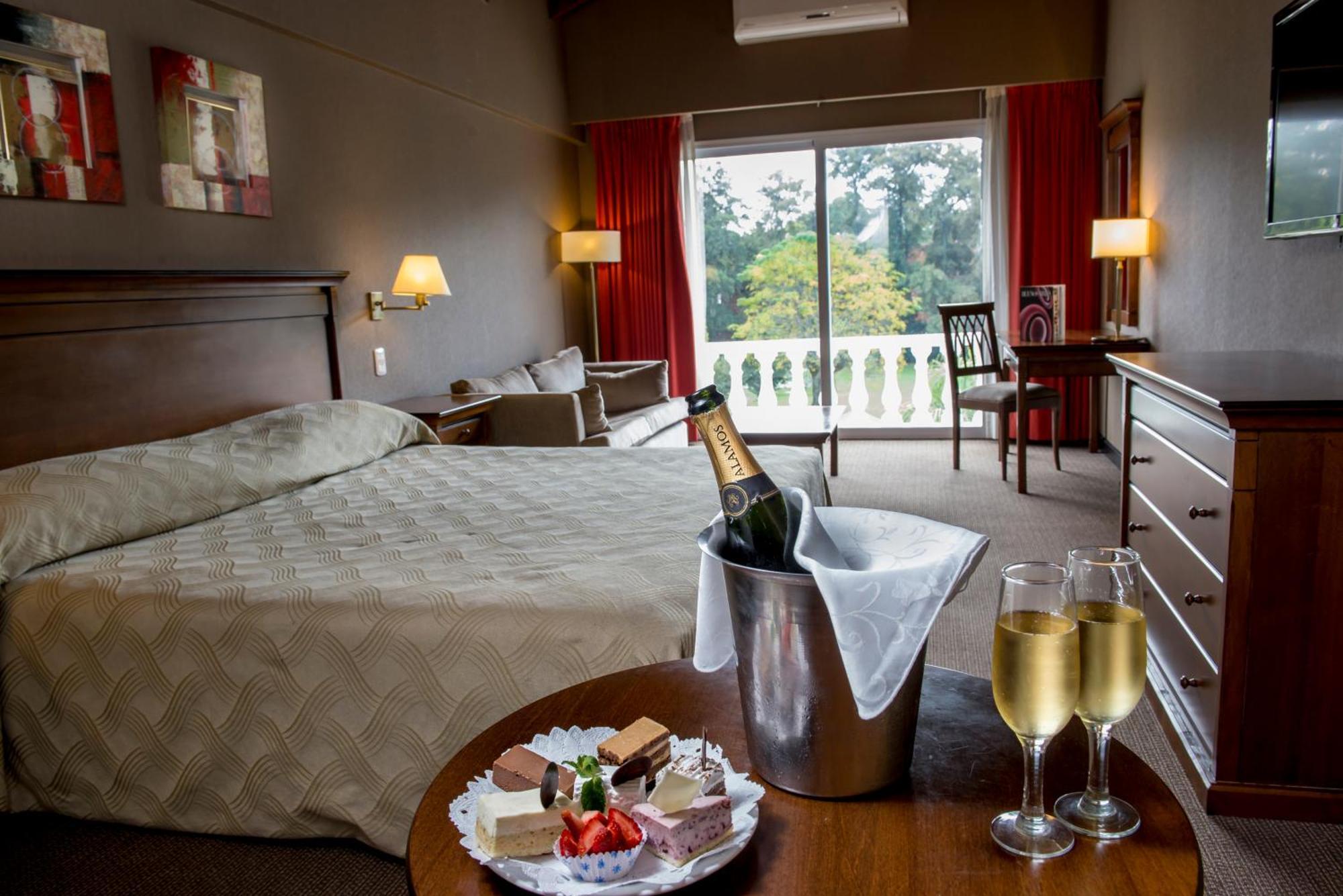 Howard Johnson Pilar Resort Spa & Convention Center Ruang foto