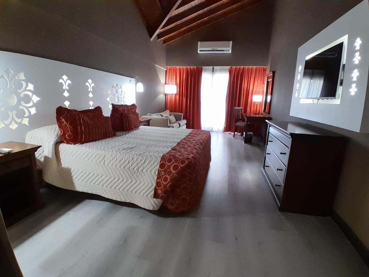 Howard Johnson Pilar Resort Spa & Convention Center Bagian luar foto