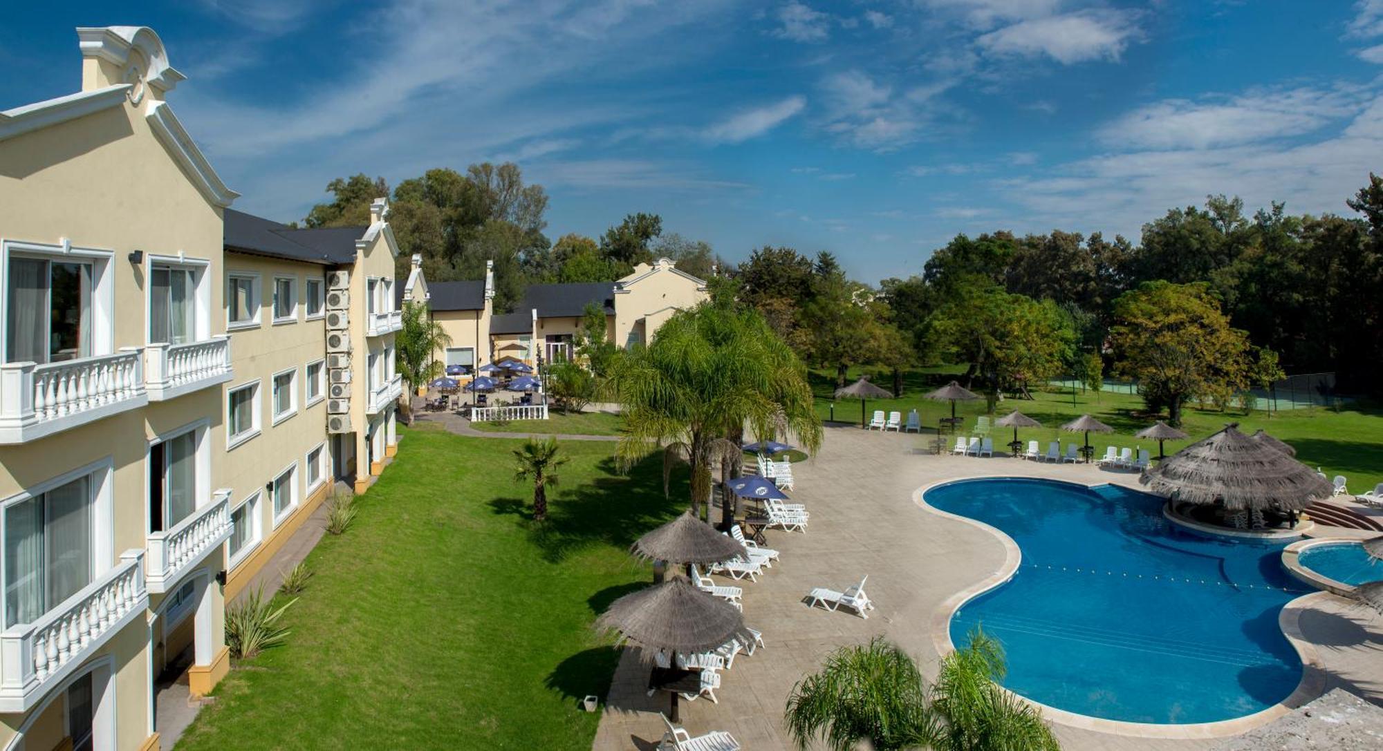 Howard Johnson Pilar Resort Spa & Convention Center Bagian luar foto