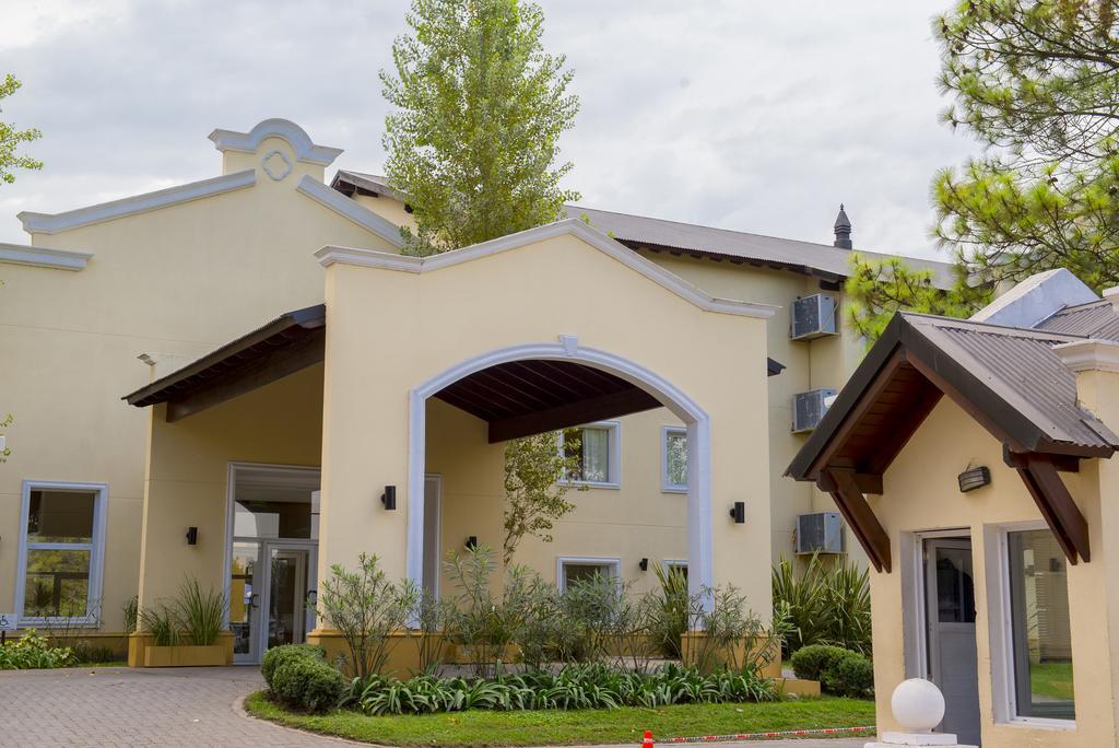 Howard Johnson Pilar Resort Spa & Convention Center Bagian luar foto