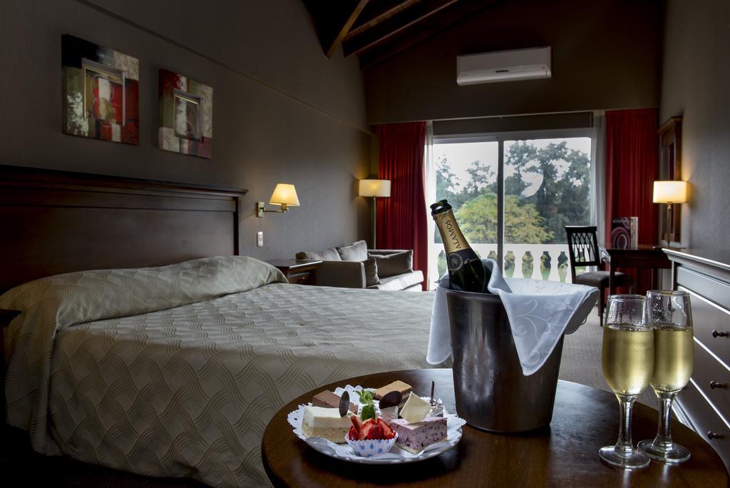 Howard Johnson Pilar Resort Spa & Convention Center Bagian luar foto