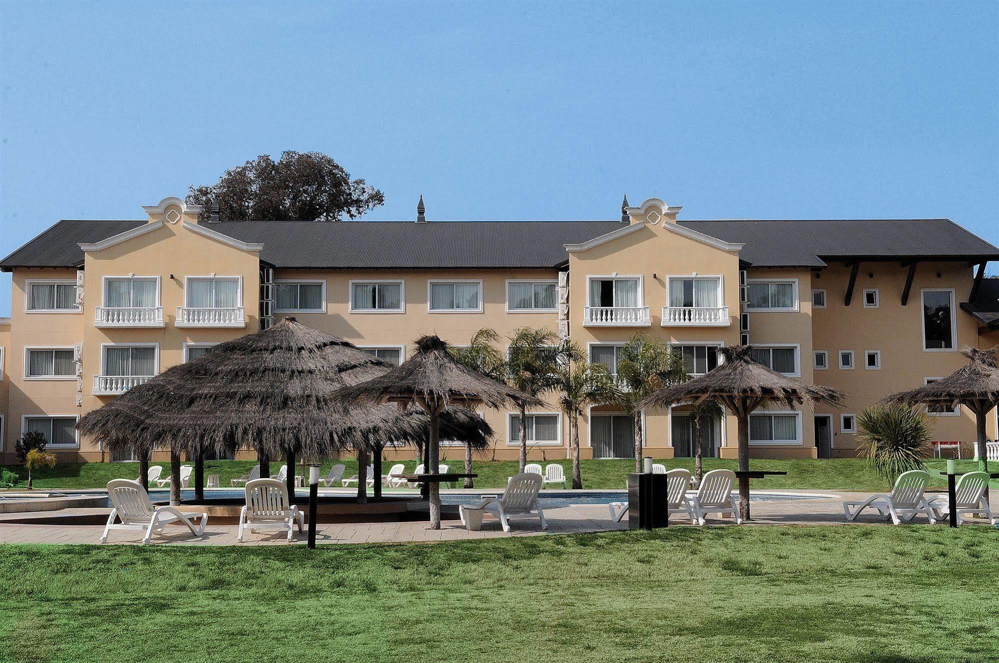 Howard Johnson Pilar Resort Spa & Convention Center Bagian luar foto