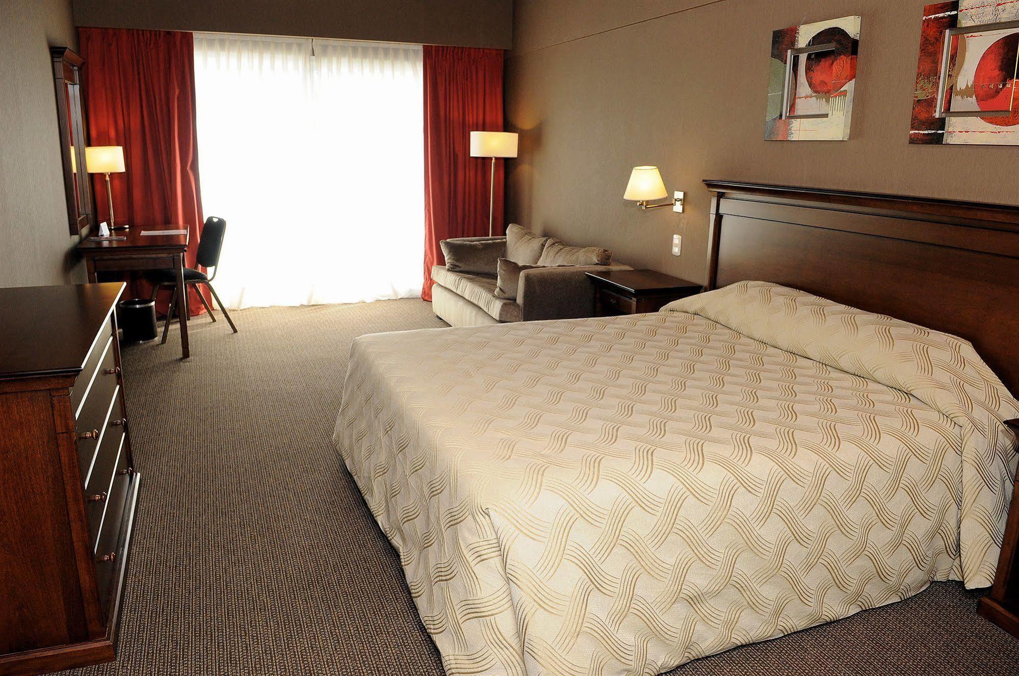 Howard Johnson Pilar Resort Spa & Convention Center Bagian luar foto