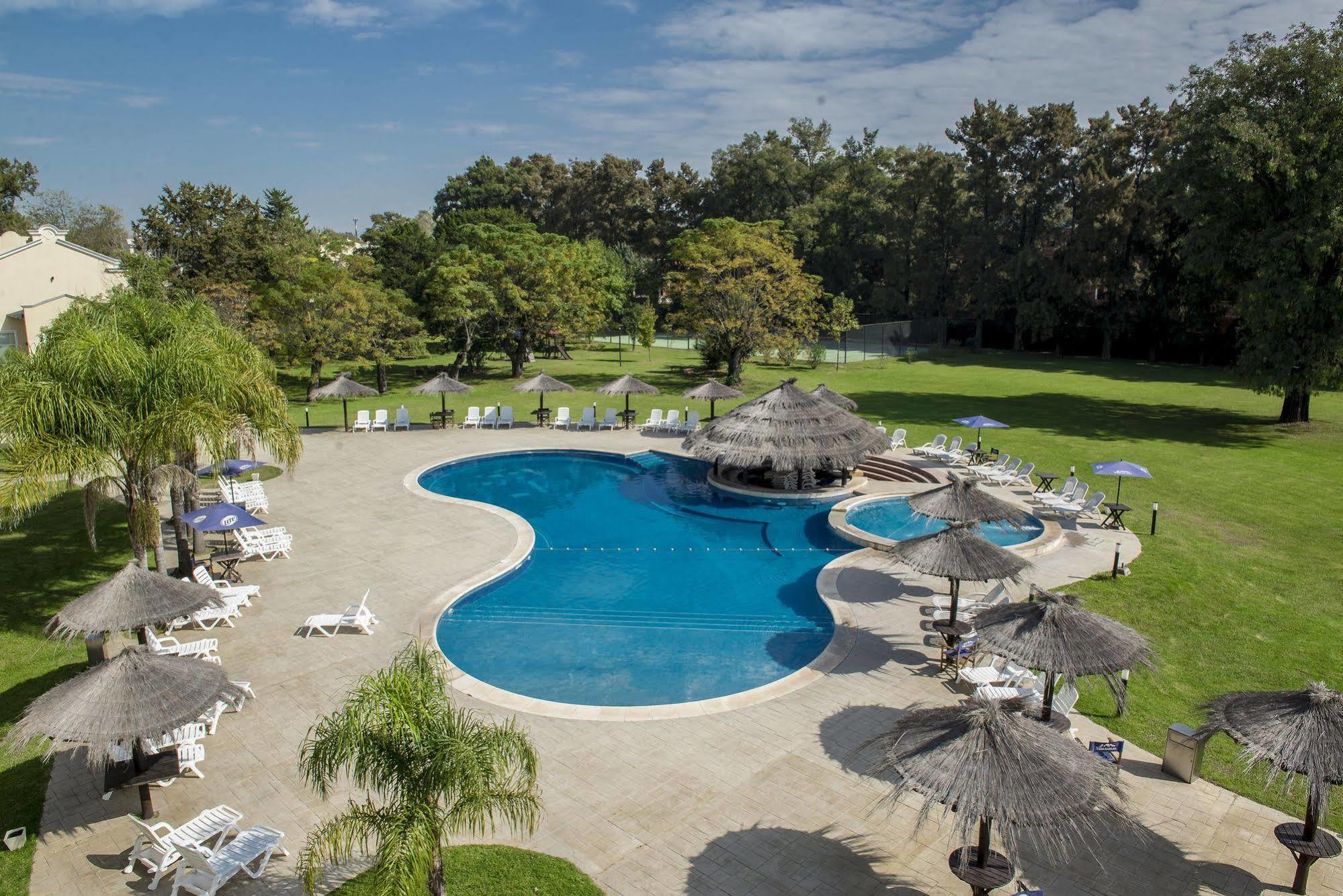 Howard Johnson Pilar Resort Spa & Convention Center Bagian luar foto