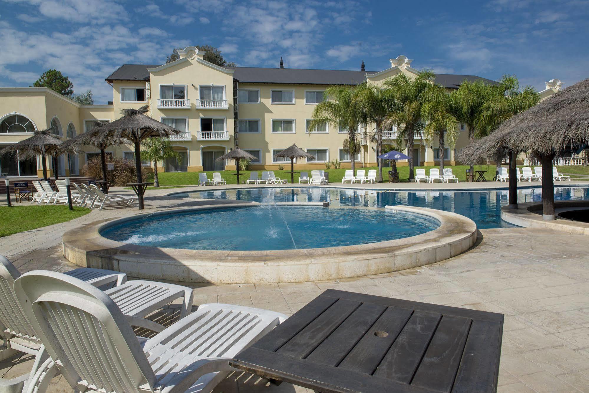 Howard Johnson Pilar Resort Spa & Convention Center Bagian luar foto